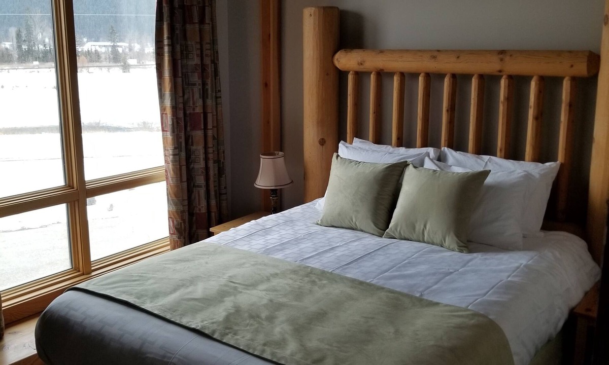 Basecamp Lodge Golden | Golden