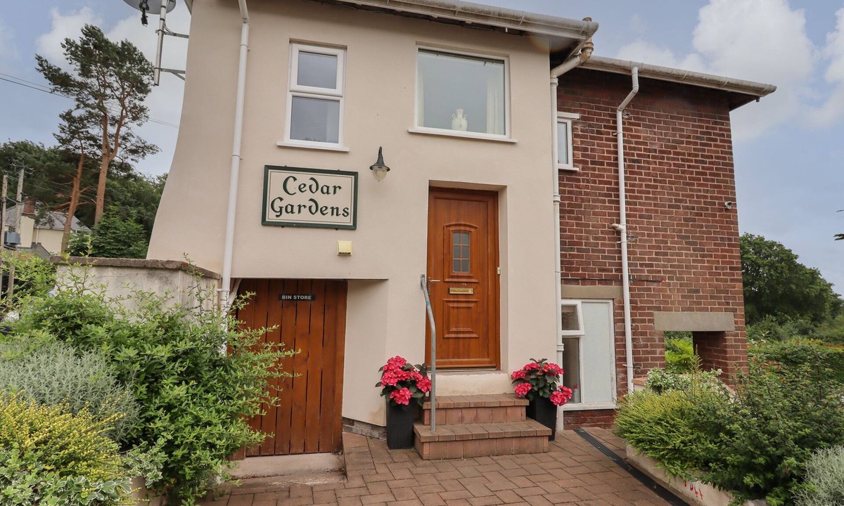 Cedar Gardens | Llanbedr-dyffryn-clwyd