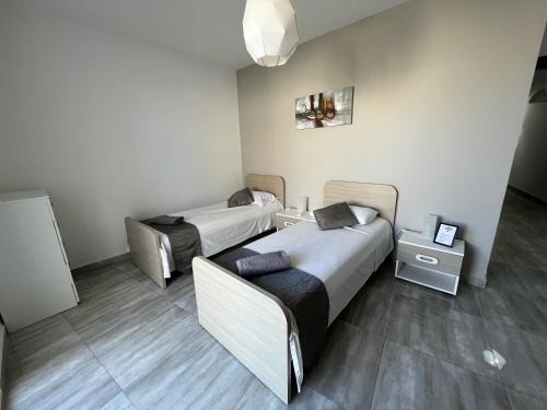 Habitación Camas Sencillas Baño Compartido | Msida
