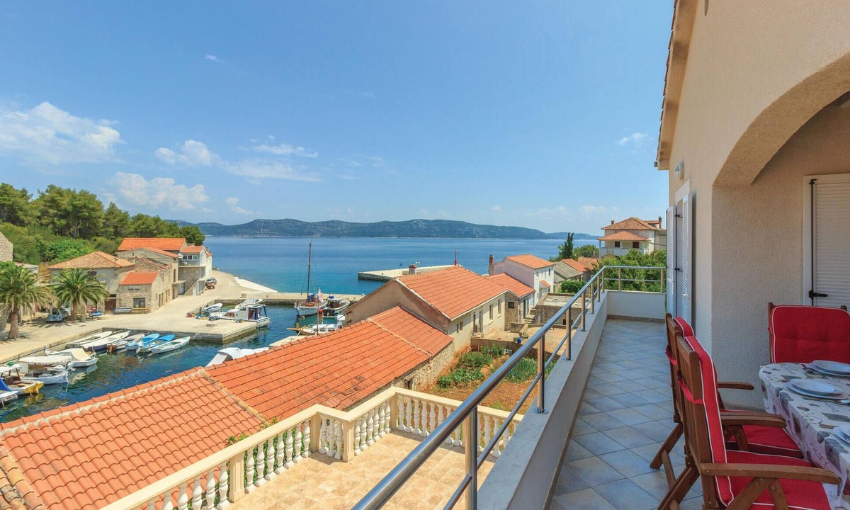 Davor Sea Mali Iz Island Zadar Riviera | Komoseva
