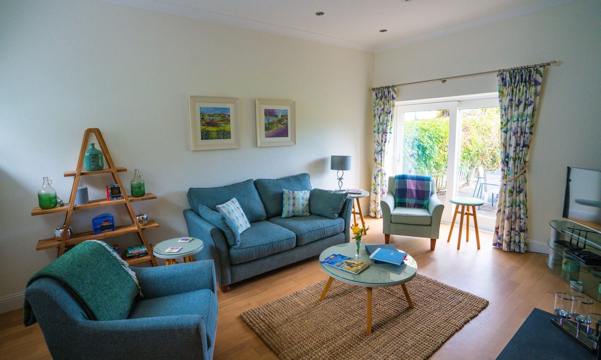 Cottage Loch Side | Tarbert