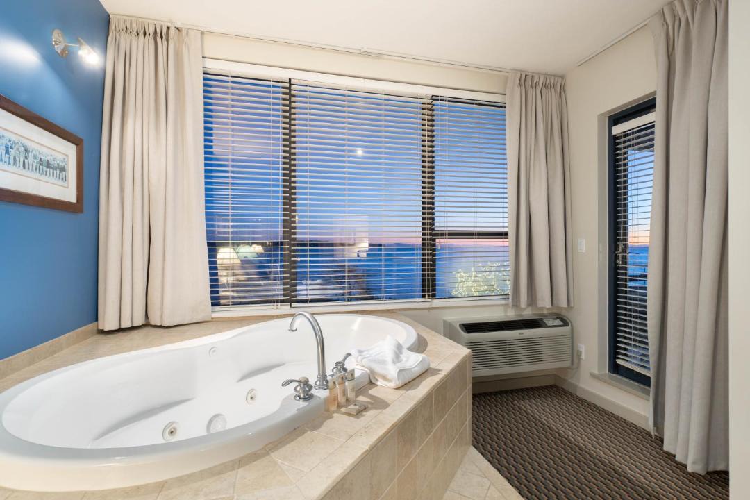 Ocean Promenade Hotel | White Rock