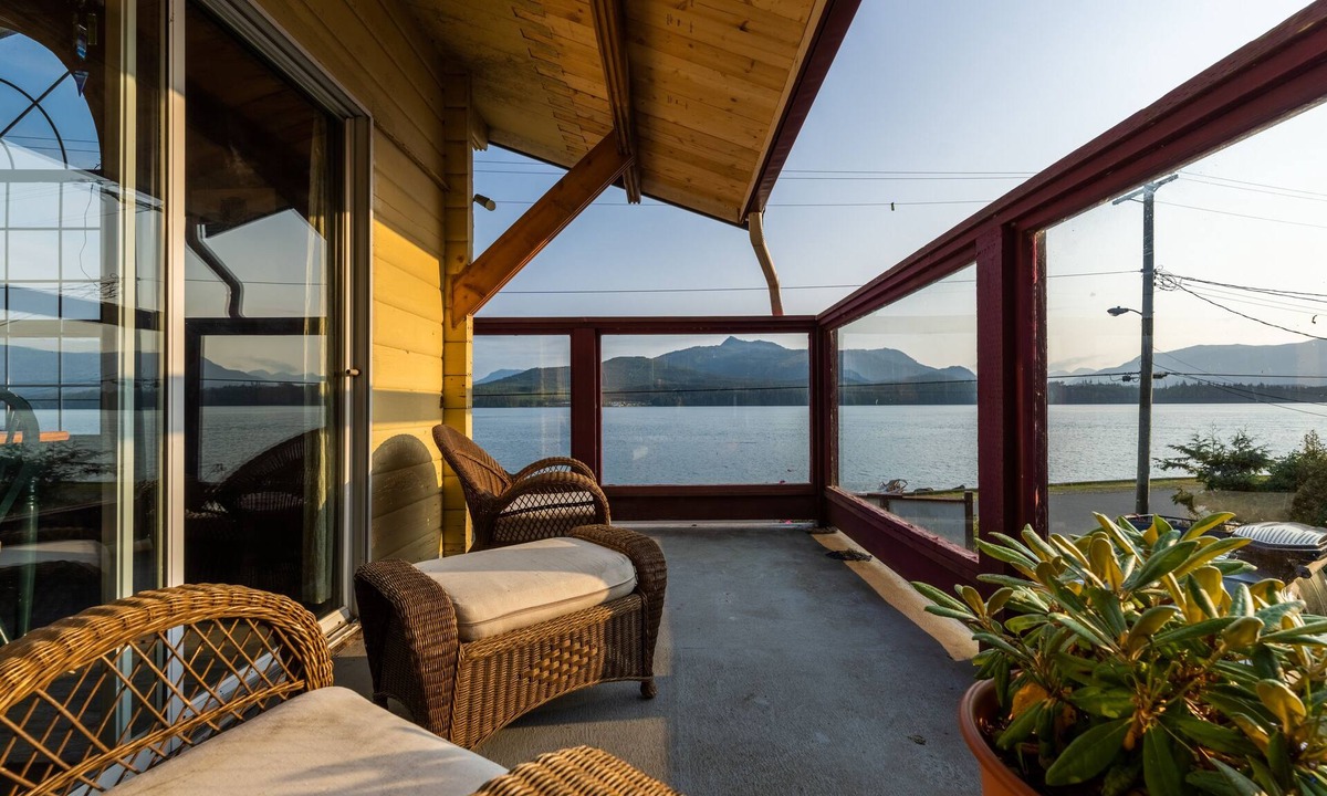 Ocean Log Lodge Restaurant Beach Breakfast | Alert Bay