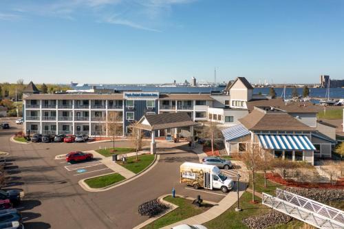 Park Point Marina Inn | Park Point
