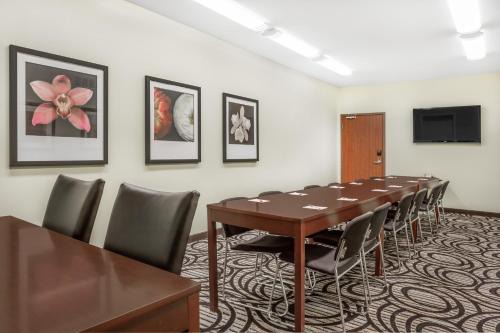 Ramada | Carlyle