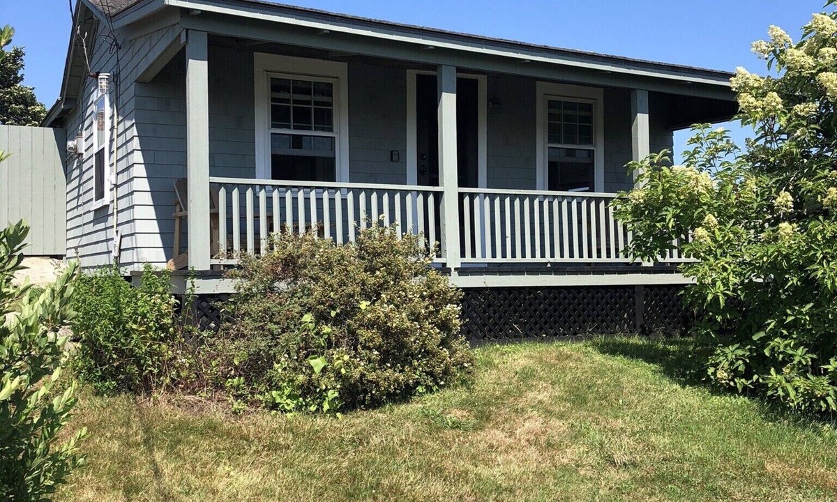 Sakonnet Point Water Cottage Beach | Little Compton