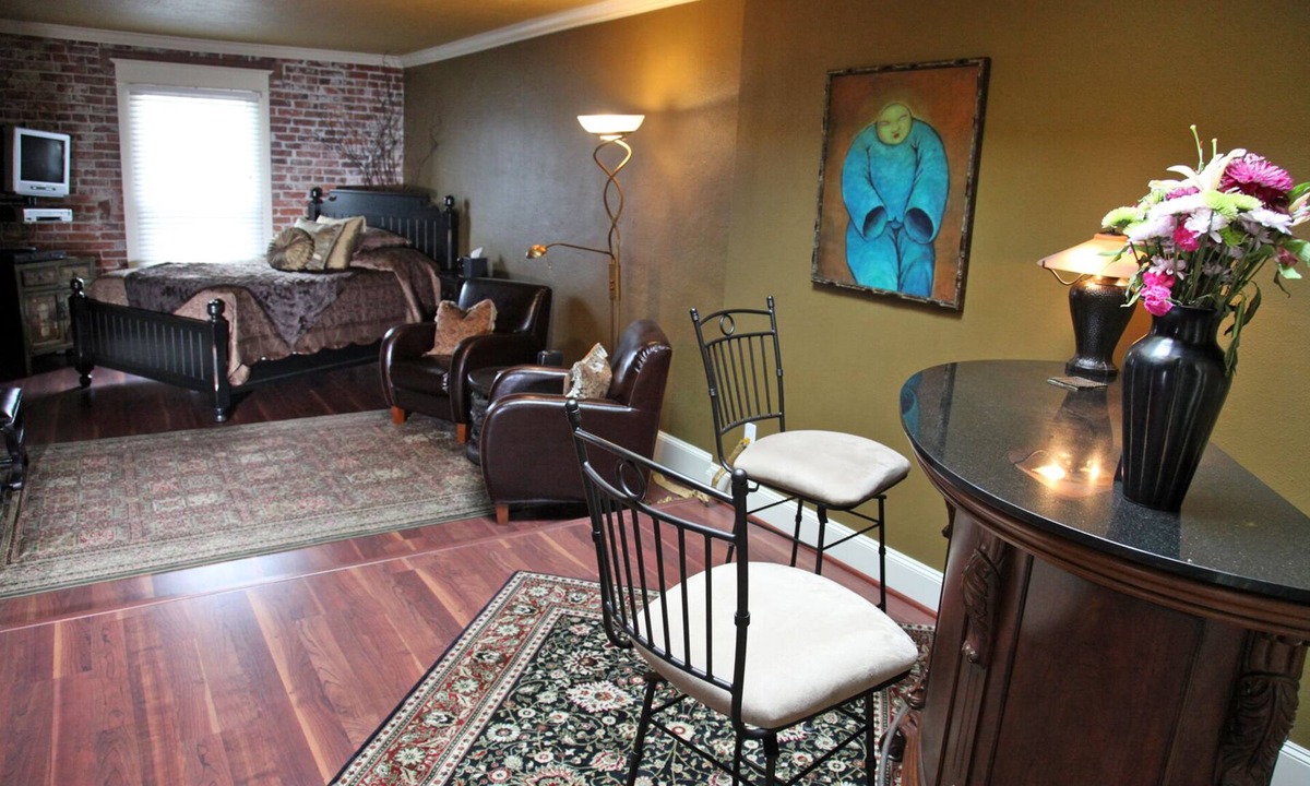 Stay Play Winery Loft Downtown Carlton | Carlton
