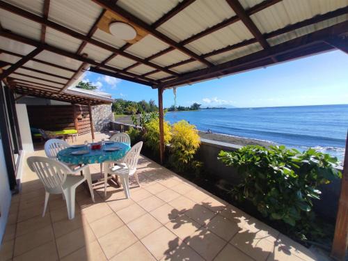 Tahiti Taharaa Beach Bungalow | Arue