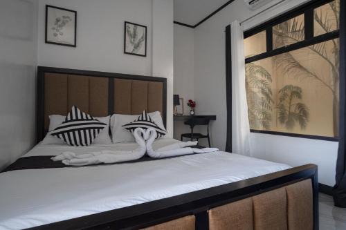 The Palms Resort Bar | San Narciso