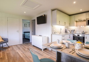 1 PINEWOOD RETREAT, romantic, character holiday cottage in Lyme Regis