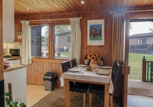 10 PINEWOOD RETREAT, family friendly, with pool in Lyme Regis