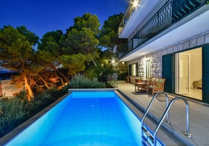 100m away from the beach, infinity pool, quiet location, Hvar old town 1,5km