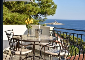 100m away from the beach, infinity pool, quiet location, Hvar old town 1,5km