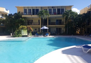 1BD guest-friendly condo near everything, with pool, wifi, cable TV