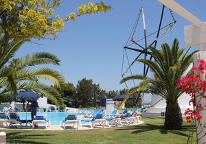 2 bed 2 bath ground floor apt with sea views, air con and Wi-Fi