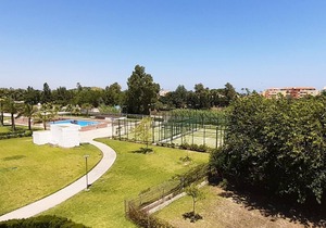 2 bedroom apartment for 5 people with pool and paddle.