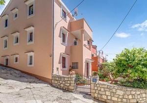 2 Bedroom Gorgeous Apartment In Cunski
