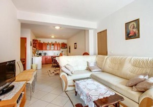 2 Bedroom Gorgeous Apartment In Cunski