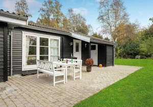 2 bedroom nice home in Askeby