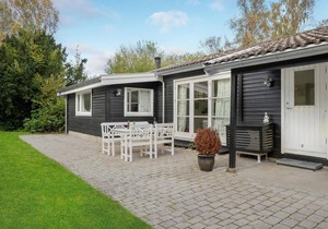 2 bedroom nice home in Askeby