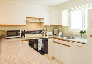 2 BR Condo less than 1 mile from the shops & restaurants in George Town!
