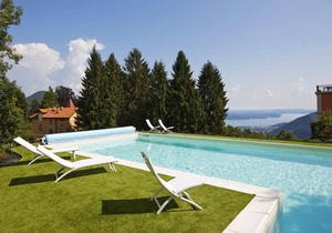 2-room corner apartment in a prestigious villa from 1850 with solar-heated pool