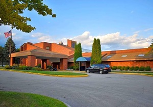 2-Star Hotel ∙ Baymont by Wyndham Manitowoc Lakefront
