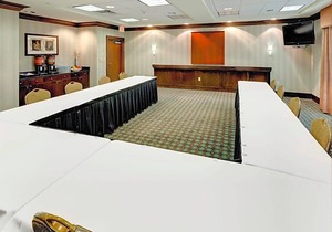 2-Star Hotel ∙ Hampton Inn & Suites Columbus Polaris