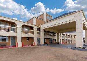 2-Star Hotel ∙ Quality Inn Clute Freeport