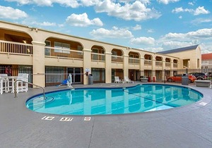 2-Star Hotel ∙ Quality Inn Clute Freeport