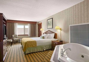 2-Star Hotel ∙ Ramada by Wyndham Saginaw Hotel & Suites