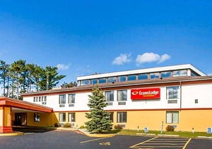 2-Star Hotel ∙ Econo Lodge Inn & Suites Stevens Point