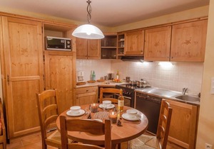 200m from ski slopes, fitness, swimming pool, sauna, hammam, balcony, tv, ski locker, 30m²