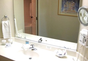 2BR w/WiFi & Resort Pool Near Attractions- Golf, Hike, Explore, Shop & Dine!
