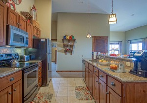 3 bedroom, 2 Full Baths, Slope Side. Outdoor Hot Tubs on Site. Ski Lift overlook.