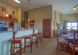 3 bedroom, 2 Full Baths, Slope Side. Outdoor Hot Tubs on Site. Ski Lift overlook.