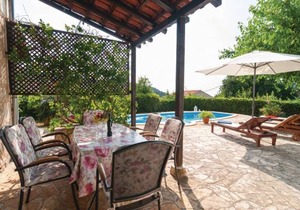 3 bedroom accommodation in Nerezisca