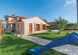 3 bedroom accommodation in Divsici