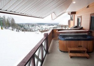 3 Bedroom Condo with PRIVATE HOT TUB | BBQ Grills + FREE Wi-Fi