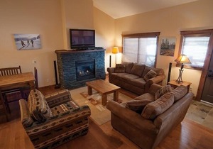 3 Bedroom Condo with PRIVATE HOT TUB | BBQ Grills + FREE Wi-Fi