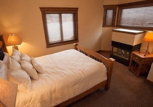 3 Bedroom Condo with PRIVATE HOT TUB | BBQ Grills + FREE Wi-Fi
