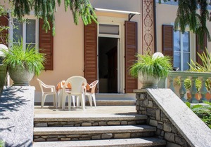 3-room apartment with pool, terrace, sunbathing area and lake access