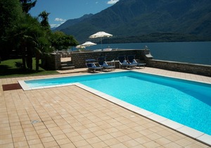 3-room apartment with pool, terrace, sunbathing area and lake access