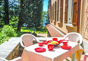 3-room apartment with pool, terrace, sunbathing area and lake access