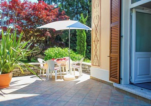 3-room apartment with pool, terrace, sunbathing area and lake access