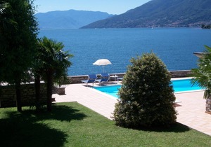 3-room apartment with pool, terrace, sunbathing area and lake access