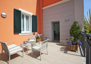 3-room corner apartment in a prestigious villa from 1850 with solar-heated pool