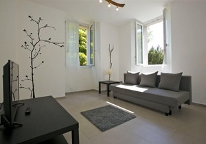 3-room corner apartment in a prestigious villa from 1850 with solar-heated pool