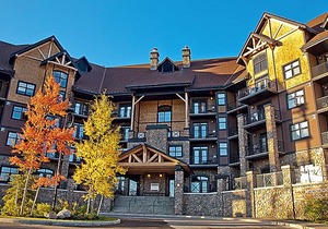 3-Star Hotel ∙ Glacier Mountaineer Lodge