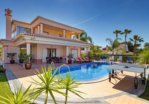 300 m² Villa ∙ 5 bedrooms ∙ 10 guests
